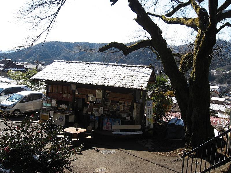 登山口にある富士見茶屋。トイレもあり。