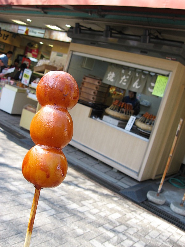 高尾山口駅で売っている焼だんご。棒を返すと10円還ってきます。