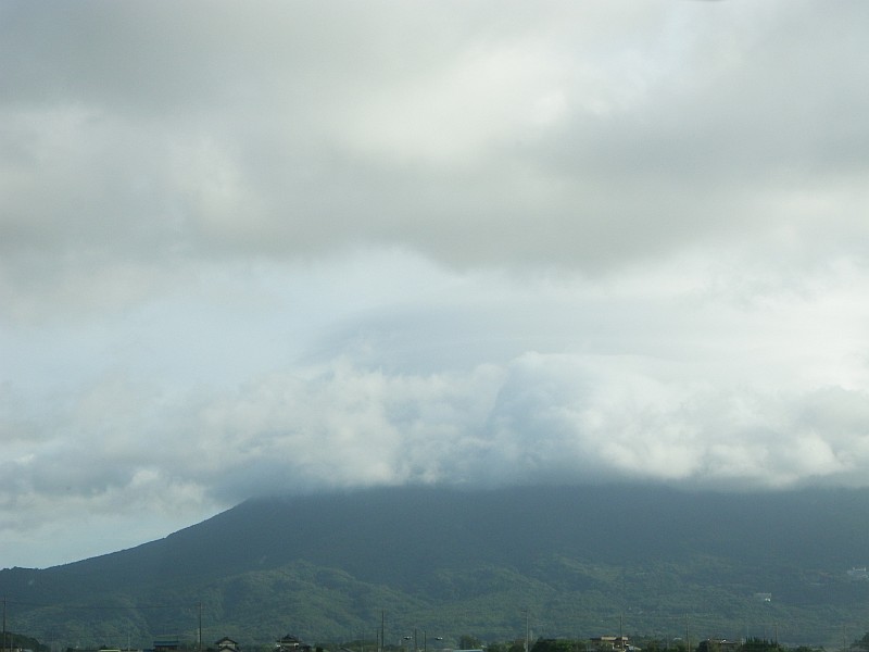 雲のかかった筑波山。