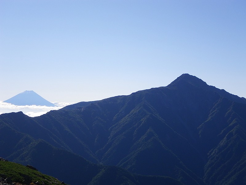 日本の最高峰富士山（3776m）と2位の北岳（3193m）。