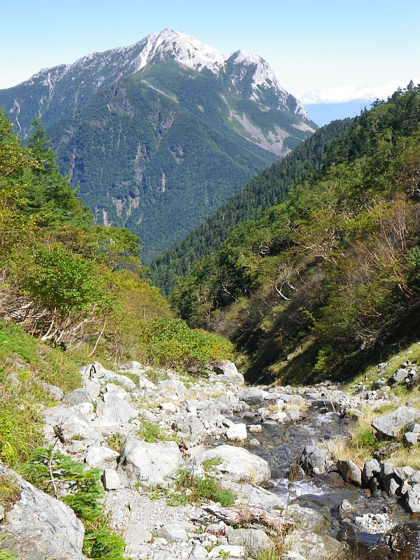 谷間に浮かぶ甲斐駒ヶ岳に向かって下山。