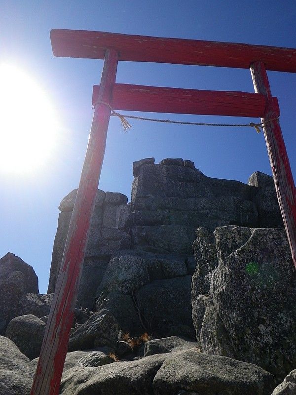 金桜神社の本宮鳥居からの五丈岩。