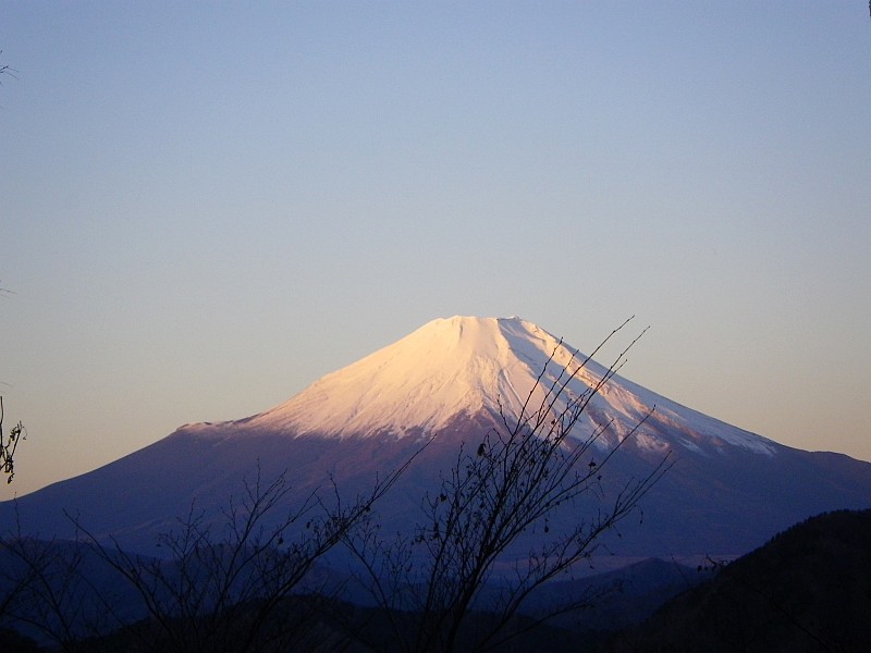 朝日を浴びる富士山。