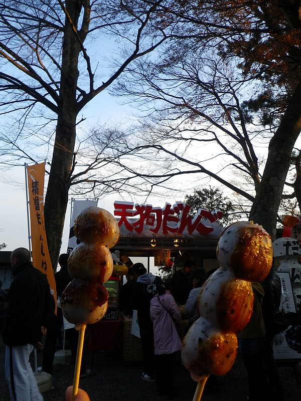 焼きたてアツアツの天狗だんご。