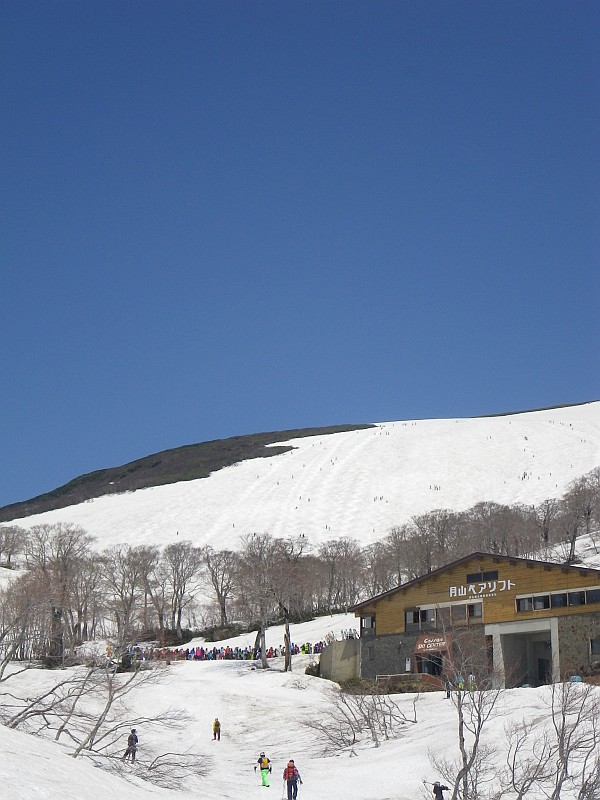 月山ペアリフトの長蛇の列。月山スキー場、大人気です。