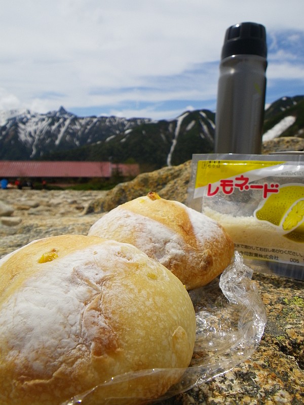 槍ヶ岳を眺めながらの優雅な昼食タイム。