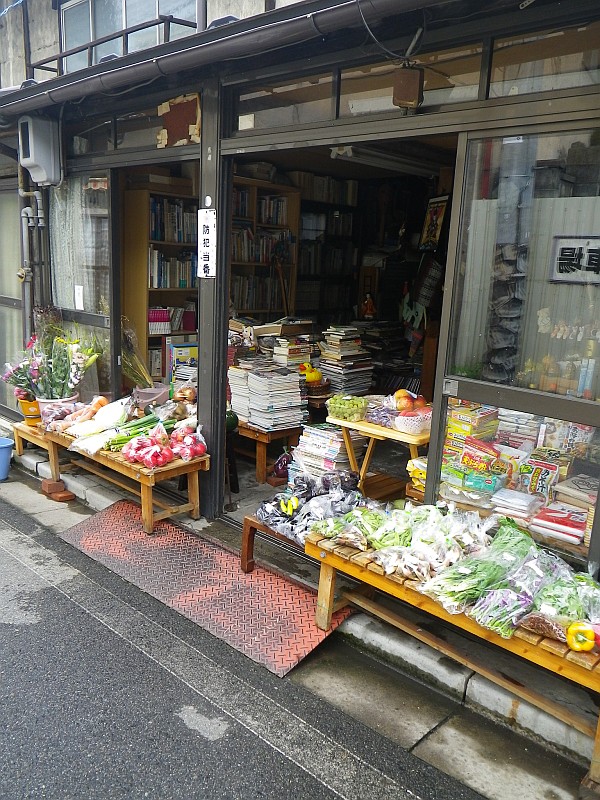 松本市内の小さなお店。山岳関連の書籍と野菜を扱う不思議なお店でもある。