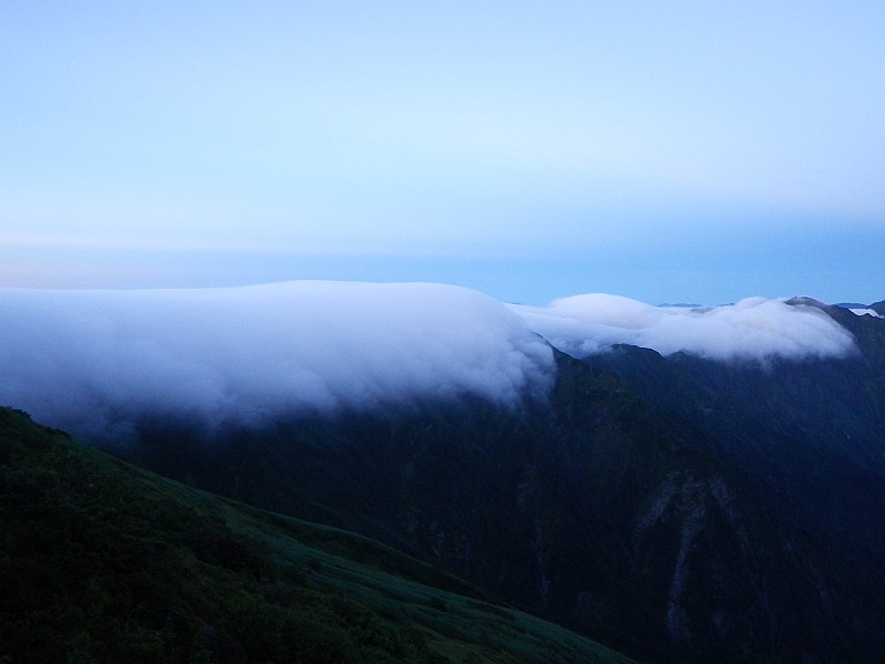 万太郎山へと続く稜線に押し寄せる雲海。