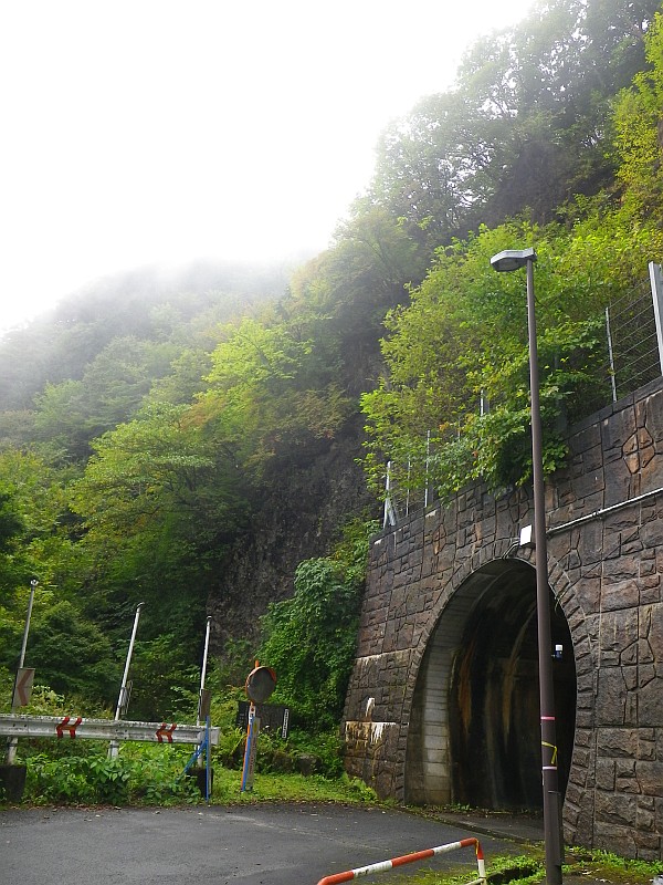 トイレ／駐車スペースのある八丁トンネル登山口から登ります。