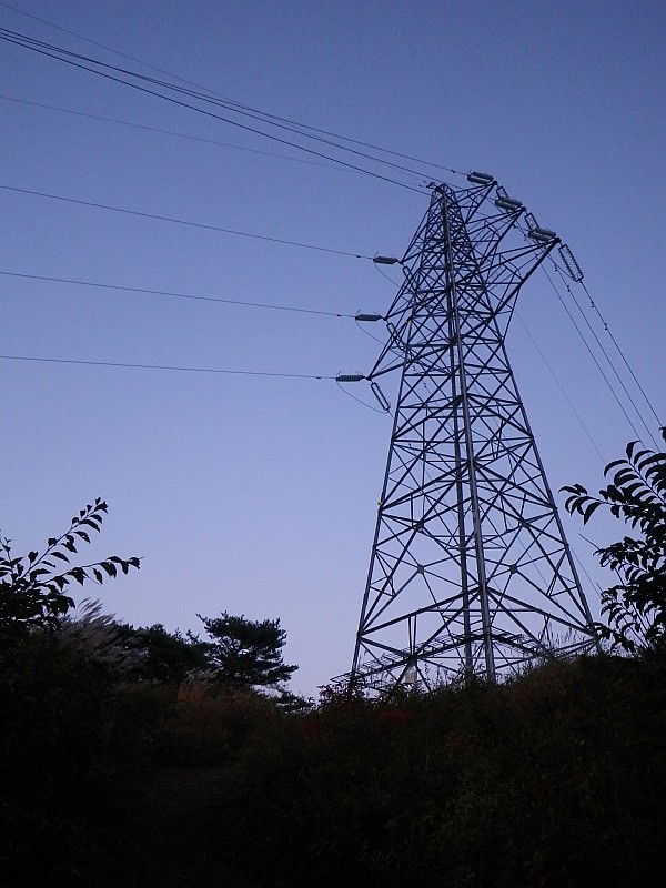 日没後の山中に鉄塔。