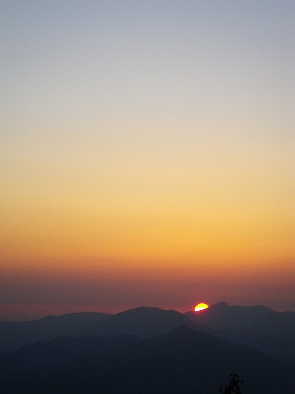 丹沢方面から日が昇ります。