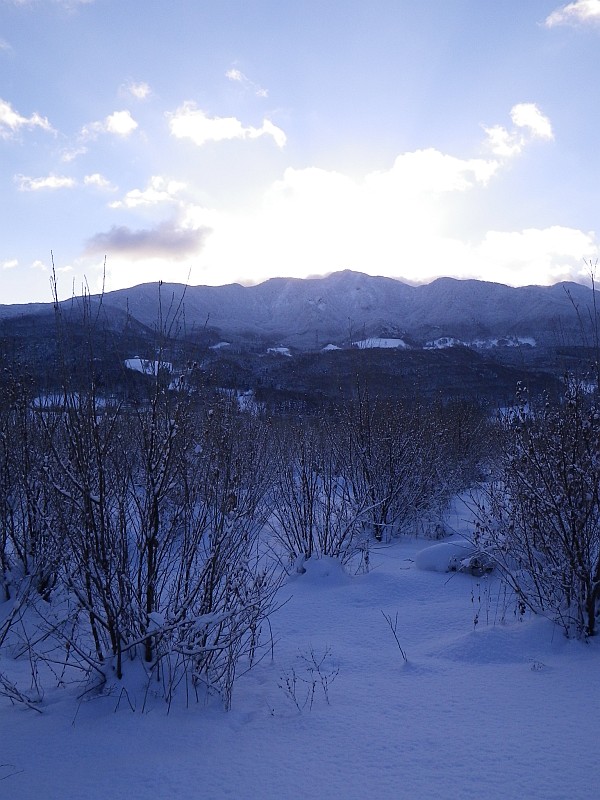 今にも日が昇りそうな瀧山。