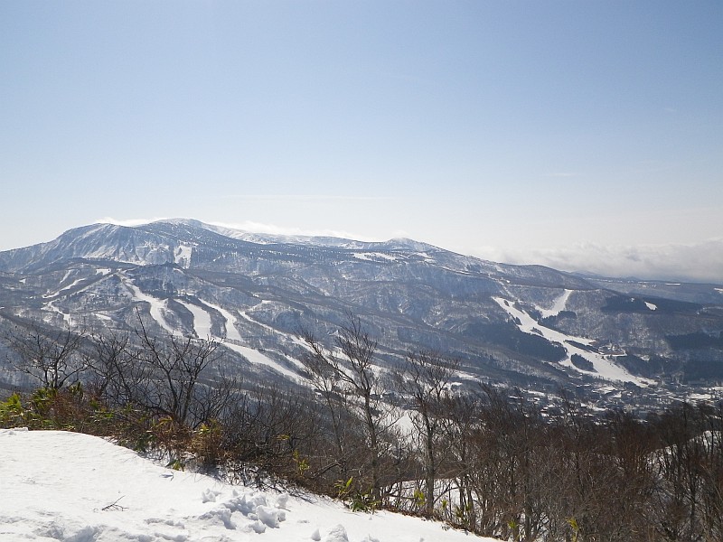 蔵王連峰とその下に広がる蔵王スキー場群。