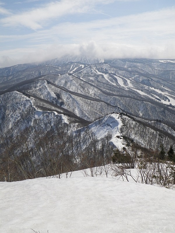 熊野岳方面へと延びる稜線を進みます。