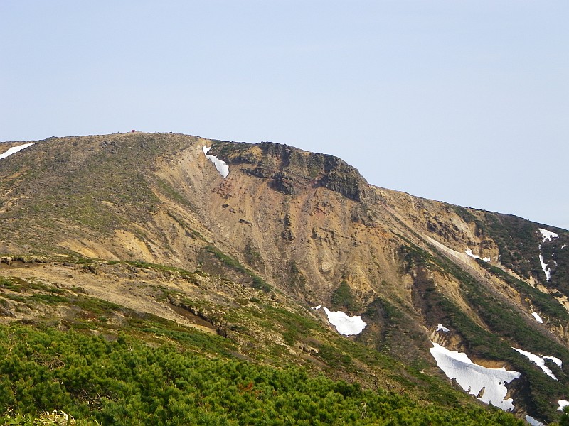 張り出したワシ岩が勇壮な熊野岳。