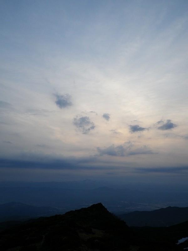 誰もいない熊野岳山頂で独り黄昏ています。