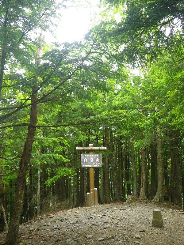 三峰三山のひとつ白岩山。山道から少し離れてポツンとあります。