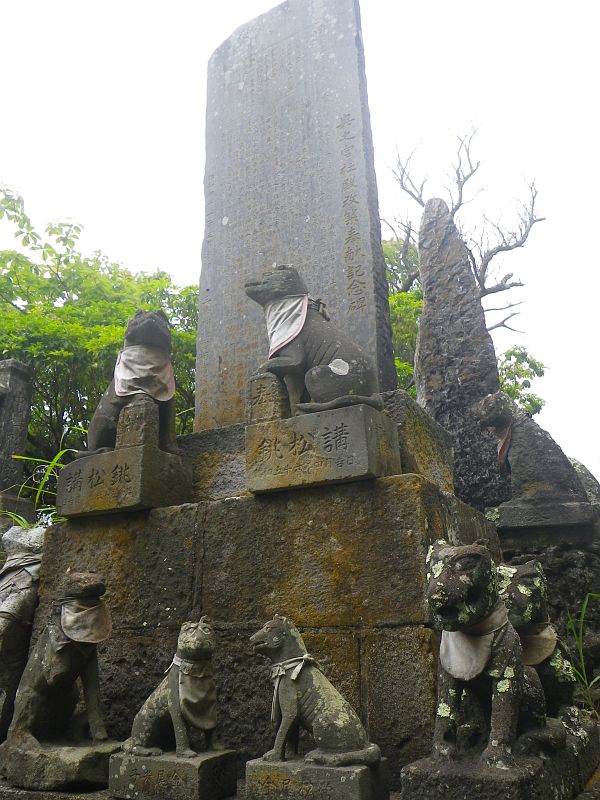 妙法ヶ岳山頂には狛犬たちが。