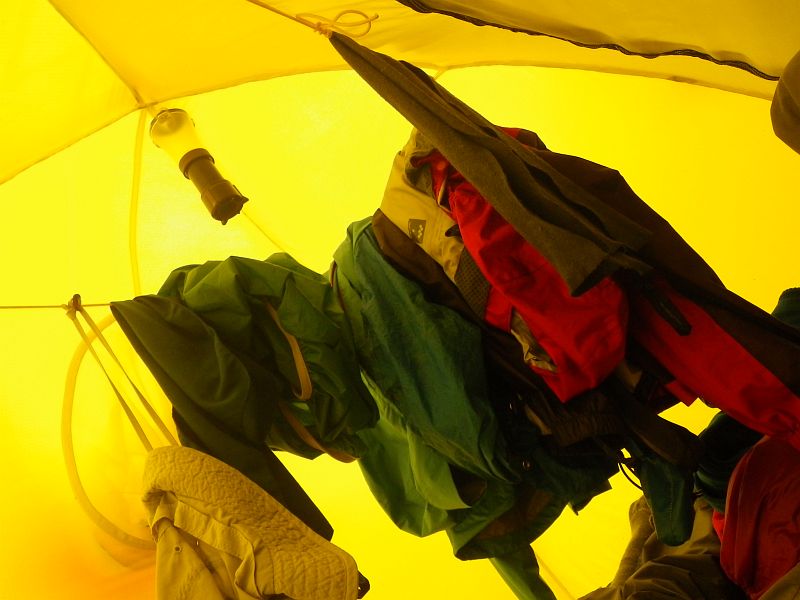 テント内で雨が上がるのを待っている生活感あふれる光景。