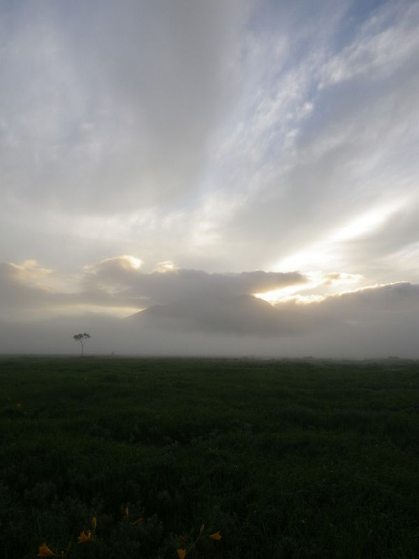 燧ヶ岳方面では雲の間から朝日が漏れる神々しい景色。