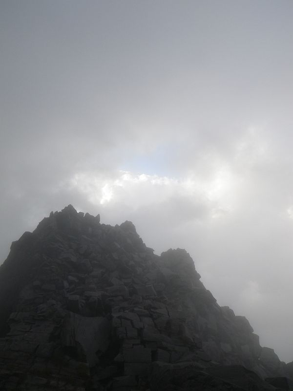 溶岩ドームの新山は独特の雰囲気。