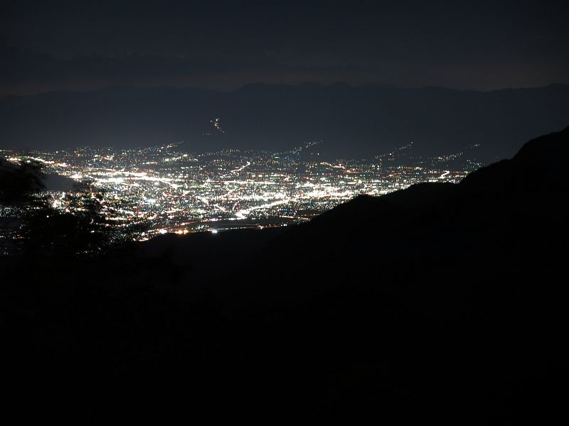 テン場から見える甲府市の夜景。