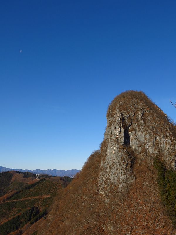 西岳東峰。上級者コースは岩壁中央の右側を登ります。