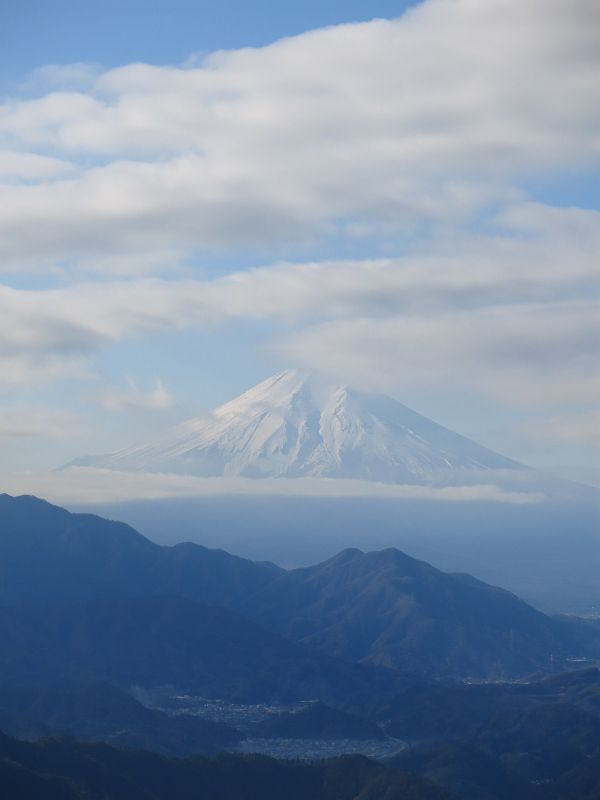かろうじて秀麗富嶽が見れた百蔵山山頂。