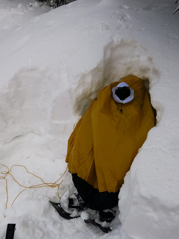 非常時だけではなく冬山での休憩にはツェルトを活用。