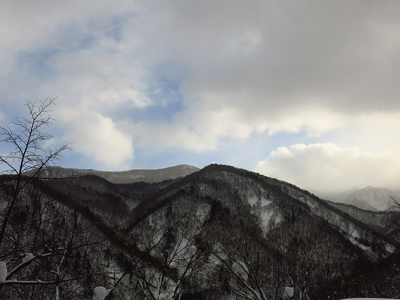 一瞬の晴れ間に撮影。奥は福島県との県境の稜線。