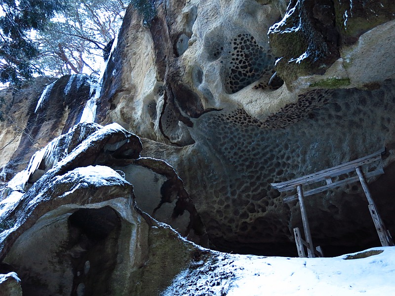 霊場の雰囲気漂う垂水岩霊境。