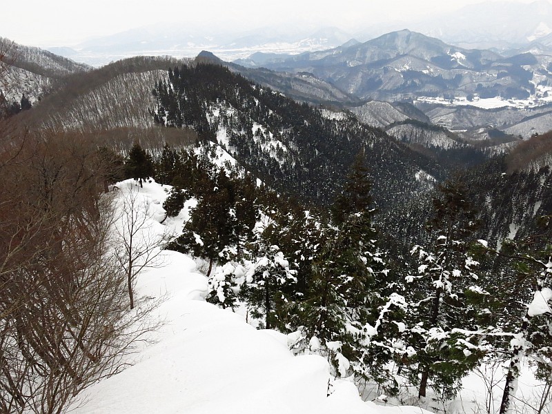 まっさらな雪面をガシガシと下って登ります。