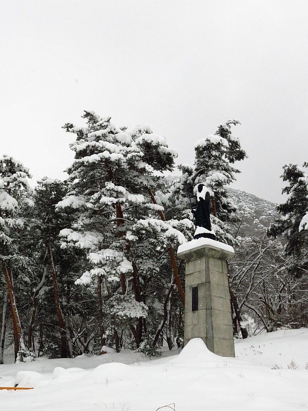 千歳山公園で膝ぐらいまで雪に埋まる程の積雪。