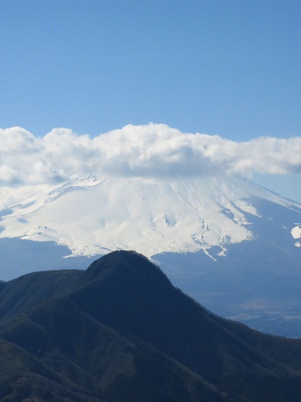 金時山と富士山が重なるこの景色は明神ヶ岳ならでは。