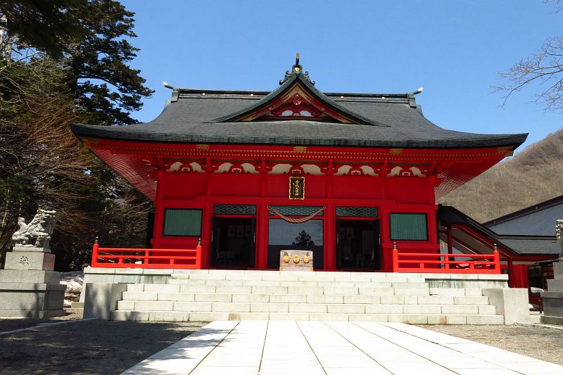 日本的な朱色が映える赤城神社。