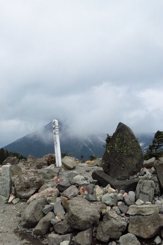 北横岳山頂。すぐ側に見える蓼科山もすっかり雲隠れ。