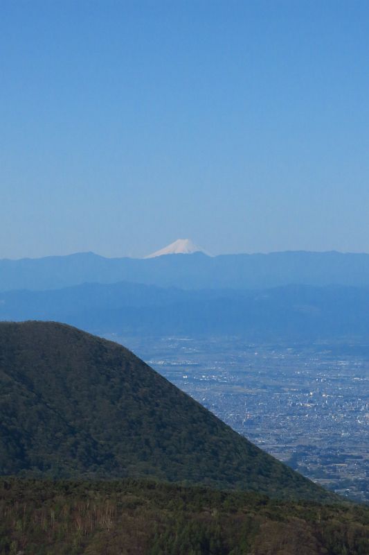 鍋割山の向こうに富士山も見えます。