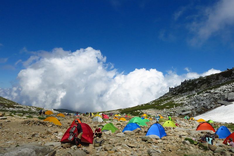 既に多くのテントが設営されている駒ヶ岳頂上山荘のテン場。