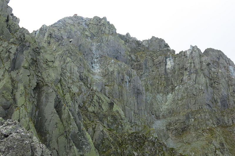 見上げると北穂高岳の岩壁。凄い。