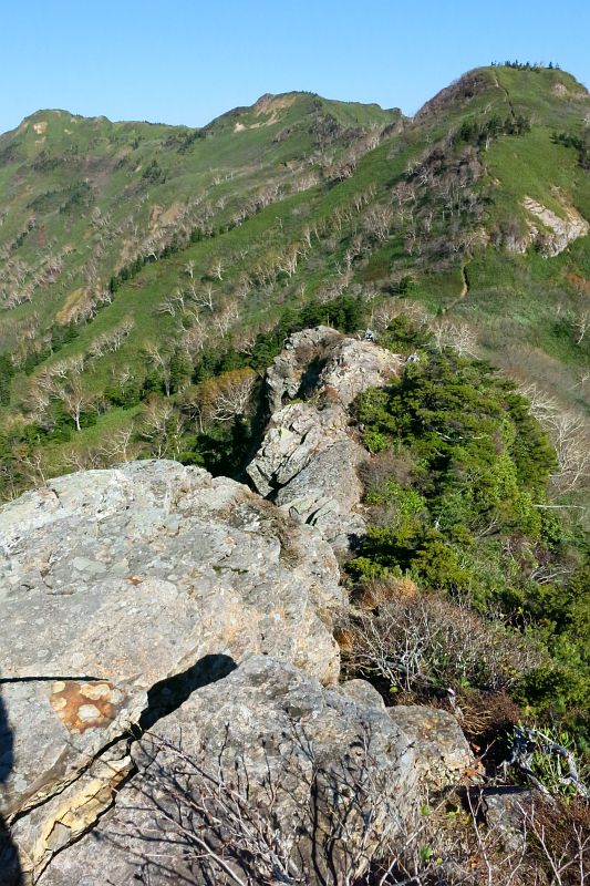 武尊山（写真左）へ向かって細い岩稜を進みます。