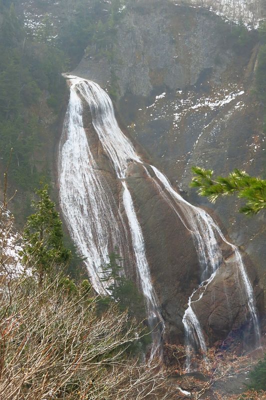 展望台から見る滑川大滝。