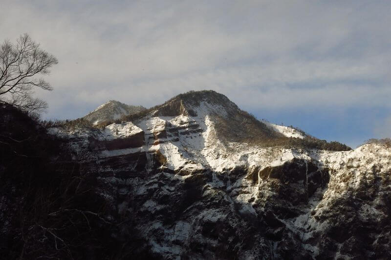 断崖絶壁の前女峰とその奥に女峰山が見えます。