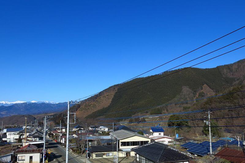 右手に見えるのが小倉山。