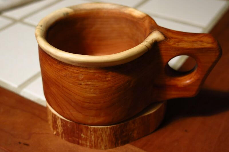 丸川荘のご主人作の手彫りマグカップ。