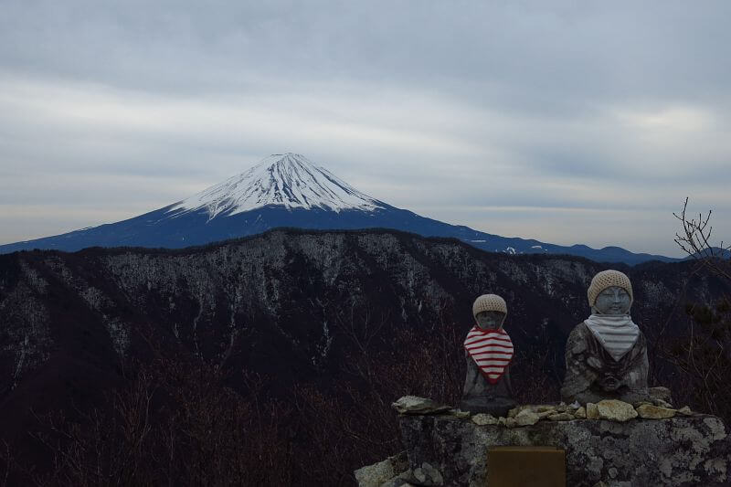 富士山を背景に石仏。