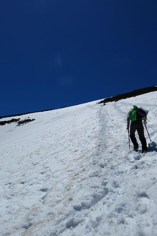 雪の斜面を淡々と登ります。