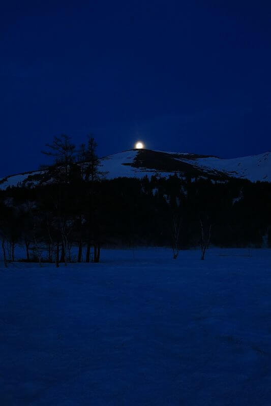 至仏山頂に満月がオン。