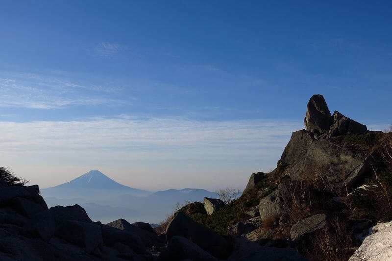 薬師ヶ岳の巨石と富士。