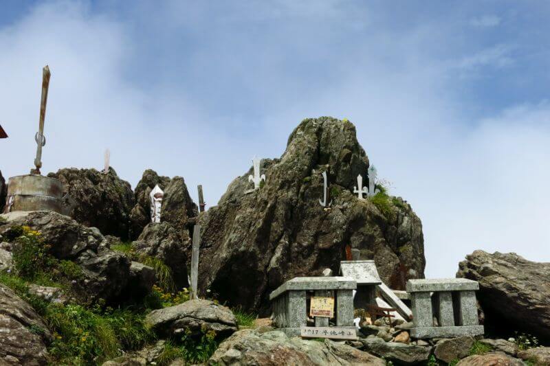 山頂にある早池峰神社。