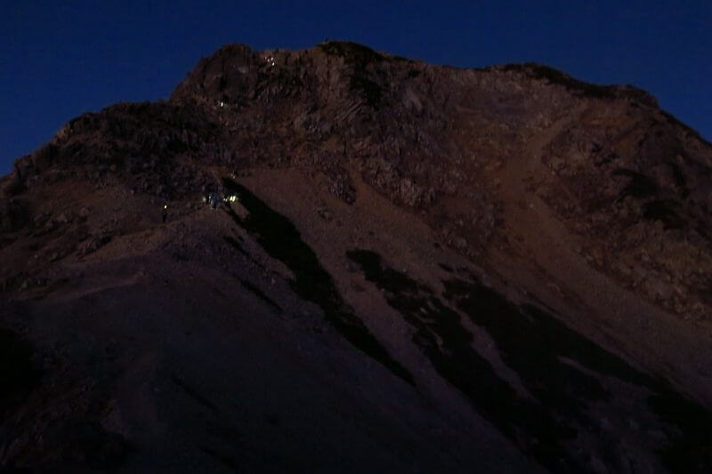 五竜岳山頂へと続くヘッドランプの灯り。